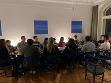 Studierende Evolution von Staaten Die Teilnehmenden der Seminars "Evolution von Staaten und Organisationen" diskutieren miteinander.